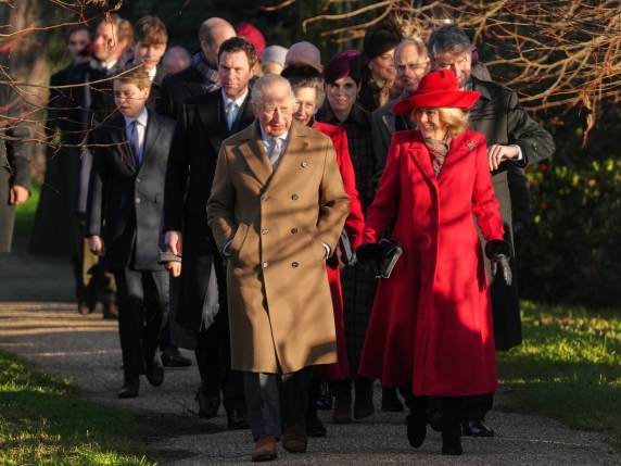 Re Carlo e Camilla alla messa di Natale con William, Kate e i nipoti. Windsor mai così uniti (assenti Andrea e Sarah)