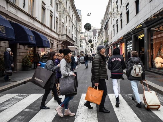 Tenta di rubare i regali di Natale (di lusso) da un'auto. Inseguito dal proprietario