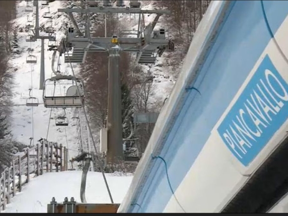 Giovane «strappato» dalla seggiovia a causa del vento: precipita per 10 metri, è gravissimo