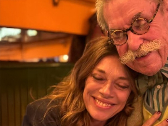 L'attrice e regista Carolina Rosi, 2 lutti in pochi giorni: «Sono disperata». Il post social e la forza di resistere (come gli ulivi che coltiva)