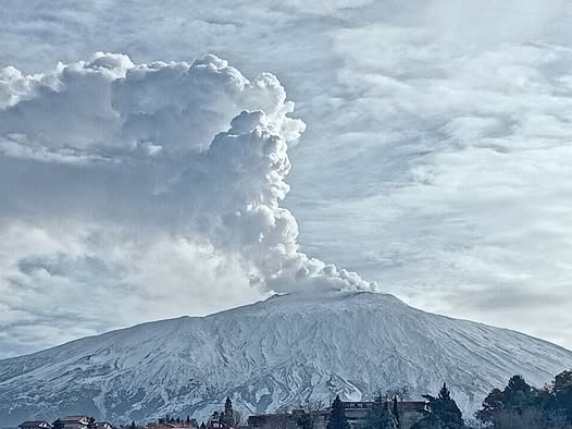 L'Etna erutta dal cratere Nord-Est: cenere, lapilli ed esplosioni