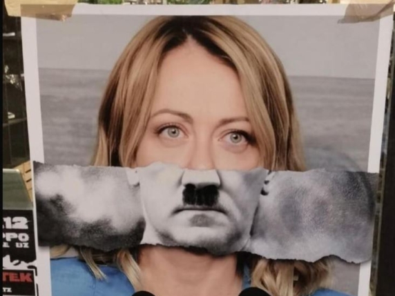 Meloni come Hitler in vetrina a Bolzano: è la protesta del negoziante  per gli affitti alti