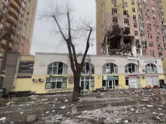 Ukraine, a barrage of Russian attacks on Kyiv: rescuers in the wrecked building