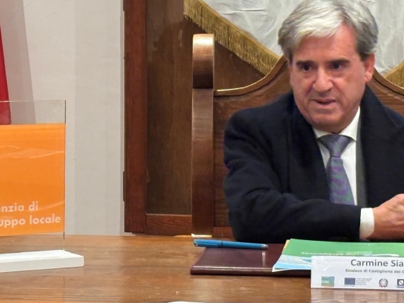 Sindaco aggredito a bastonate sotto casa da un uomo incappucciato: fratture su tutto il corpo, volto sfregiato e un dito amputato. É grave