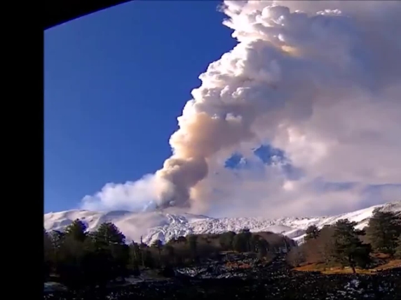 L'Etna continua ad eruttare: le immagini dell'alta colonna di fumo