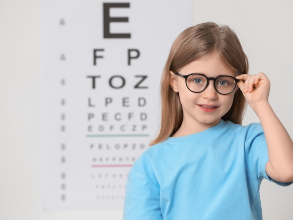 Aumento della miopia nei bambini: ruolo della tecnologia e della mancanza di attività all’aperto