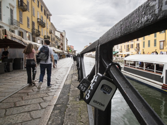 Milano sospende l'uso di Keybox dal 4 gennaio: intervento con cesoie e multe fino a 400 euro