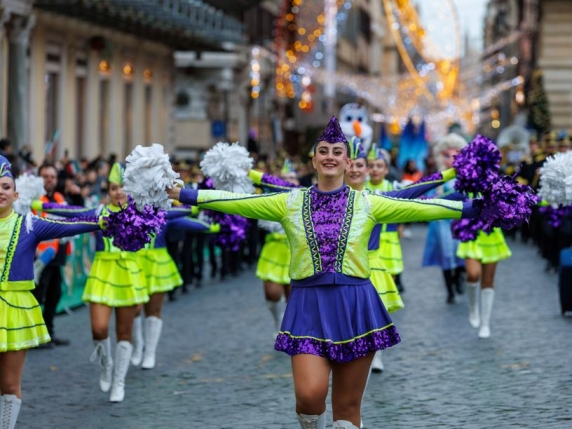 «Rome Parade», dal Pincio a piazza del Popolo: il corteo delle marching band, tra majorettes e sbandieratori