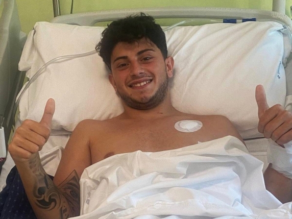 Accoltellato a Chiaia, il calciatore 18enne Bruno Petrone torna a casa. I genitori: «Grazie a tutti»
