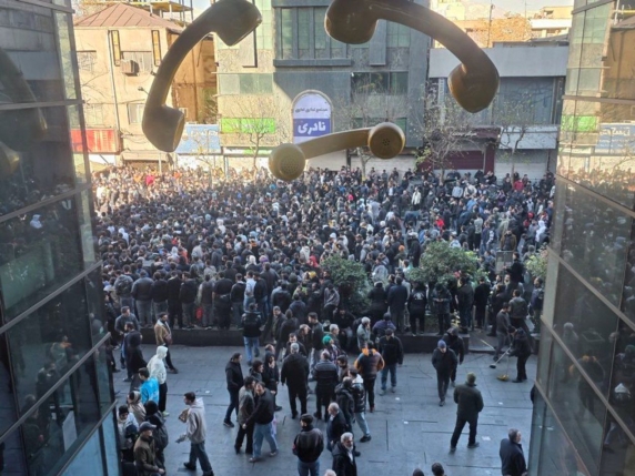 Iran: polizia spara contro manifestanti “senza scarpe” in piazza, studenti e commercianti coinvolti