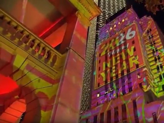 Capodanno a Hong Kong: grattacieli illuminati per un conto alla rovescia spettacolare