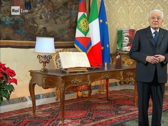 Album fotografico della Repubblica presentato al presidente Pertini: un registro quasi emotivo