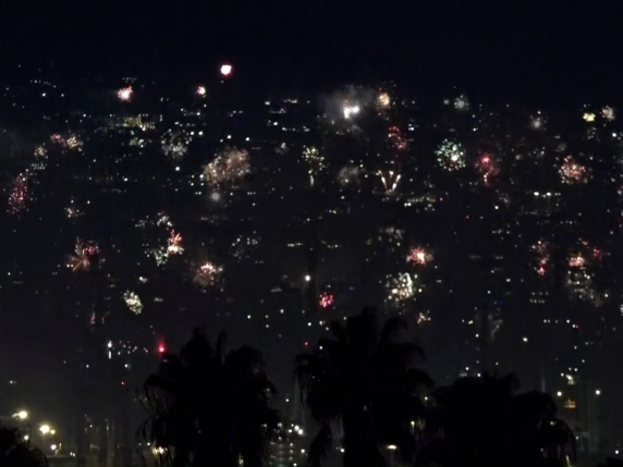 Fuochi d'artificio illuminano il lungomare di Napoli