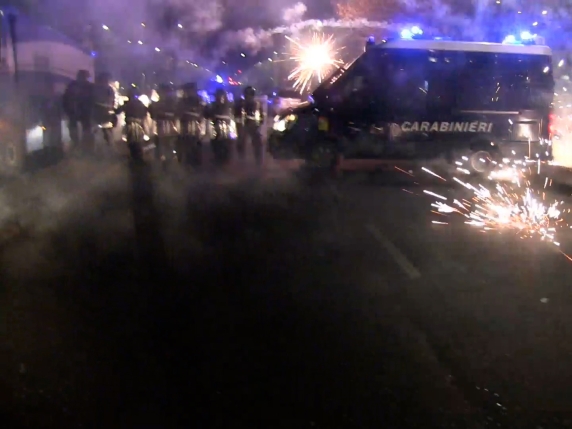 Video mostra tensioni tra manifestanti e polizia a Torino durante il corteo per Askatasuna