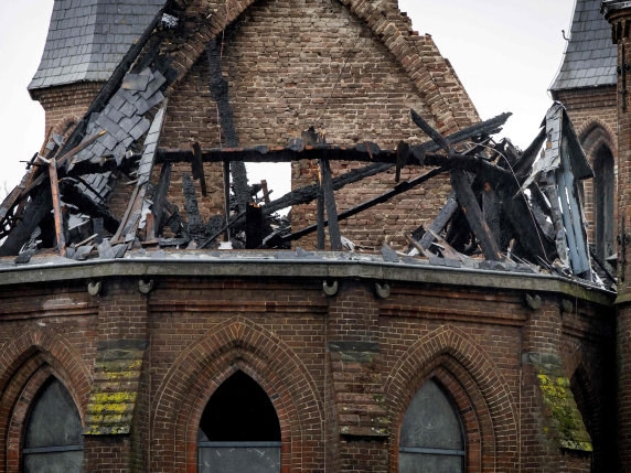 Incendio distrugge la chiesa Vondelkerk ad Amsterdam: campanile crollato e pericolo di collasso
