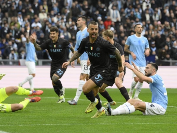 Un super Napoli domina la Lazio e si porta a -1 dal Milan. Caos nel finale, tre espulsi |Fiorentina-Cremonese 0-0 Un super Napoli domina la Lazio e si porta a -1 dal Milan. Caos nel finale, tre espulsi |Fiorentina-Cremonese 0-0