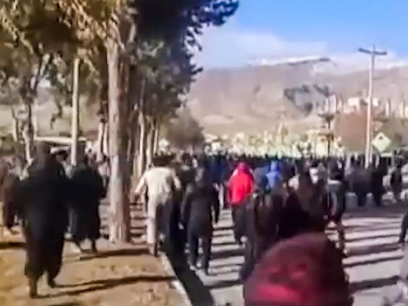Iran: 170 località in rivolta, 15 manifestanti uccisi e un agente di sicurezza morto