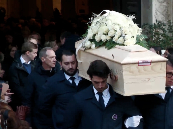 Videoracconto: i funerali di Chiara e Achille, momenti di silenzio, abbracci e canti