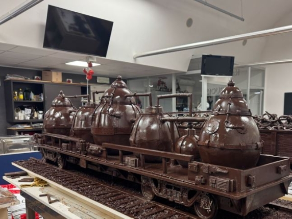 Treno di cioccolato da 52 metri a Milano: record Guinness e beneficenza per cure palliative