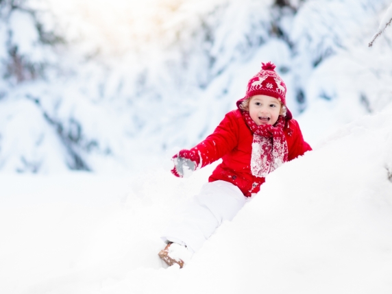 Freddo e bambini: perché stare al chiuso aumenta il rischio di malattia