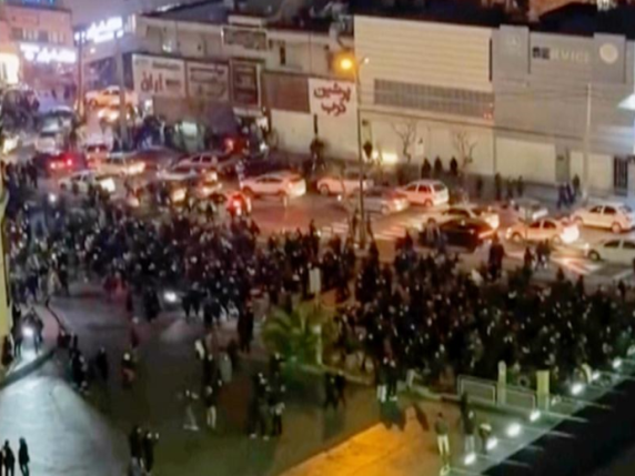 Buio sull'Iran: blackout di internet e telefoni dopo le proteste. Scontri e arresti, l'ira di Khamenei: «Trump si occupi dei suoi problemi»