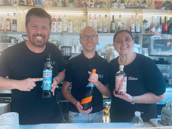 Si converte all'Islam e apre un bar alcol-free: «Le donne sono più aperte a questa novità, gli uomini fanno più fatica»