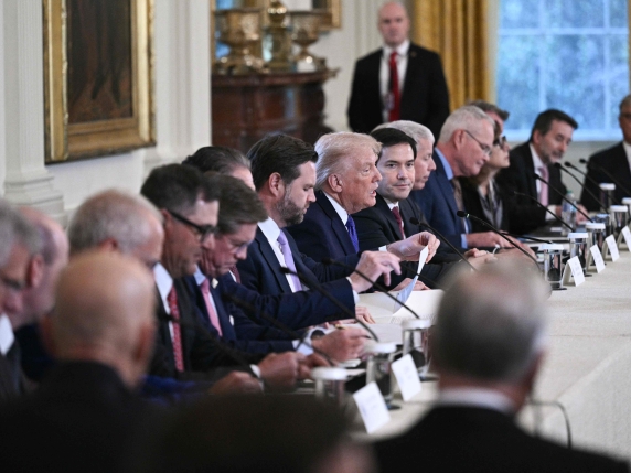 Trump vertice con i petrolieri alla Casa Bianca (c'è anche Descalzi): «Saranno gli Usa a decidere quali compagnie lavoreranno in Venezuela» Trump vertice con i petrolieri alla Casa Bianca (c'è anche Descalzi): «Saranno gli Usa a decidere quali compagnie lavoreranno in Venezuela»