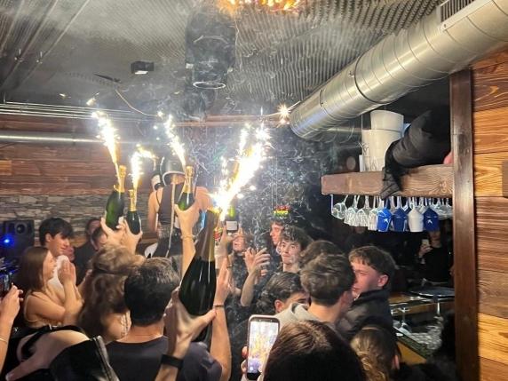 Crans-Montana, i feriti italiani: «Al Constellation uscite chiuse. Jessica Moretti? È scappata»