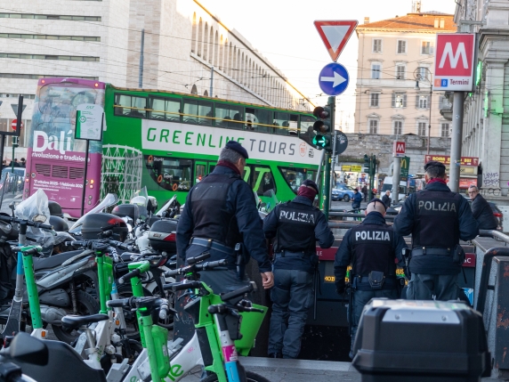 Funzionario del Made in Italy picchiato a Termini: polizia in maxi‑blitz per individuare i responsabili