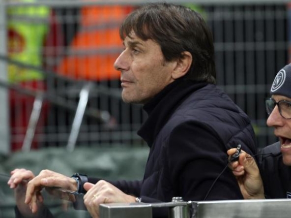 Conte si aggrappa alla balaustra a San Siro, urla contro gli arbitri: quali sanzioni rischia