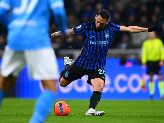 Calhanoglu infortunato al polpaccio: quattro partite di assenza, anche in Champions; Fullkrug frattura dito del piede