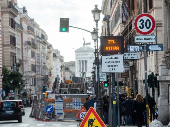 Ztl chiusa anche alle auto elettriche: mille euro per circolare in centro. E strisce blu a pagamento per i veicoli «mild hybrid»