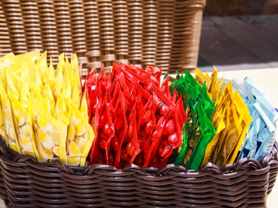 UE vieta bustine monouso nei ristoranti: ketchup, olio e condimenti