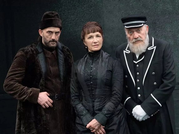 Teatro Donizetti, le «Crisi di nervi» di un «orso», un oratore e due promessi sposi: storie di follia patologica raccontate con sobrietà