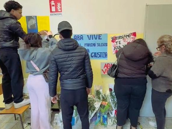 Ragazzo ucciso a scuola a La Spezia: l’amica denuncia l’odio sui social e teme per la propria sicurezza