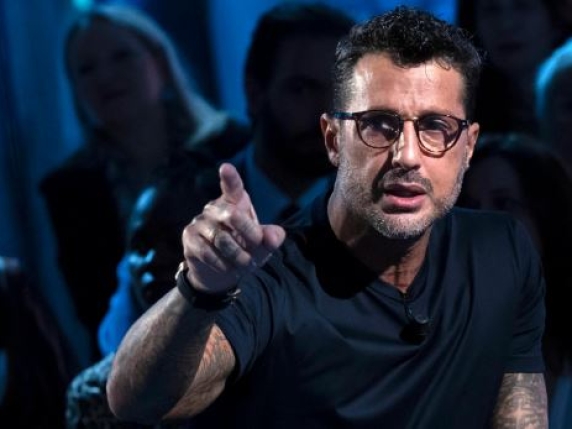 Mediaset fa oscurare l'ultima puntata di «Falsissimo» di Corona: Google e Meta riconoscono la violazione di diritto d'autore