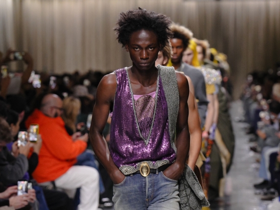 Prada affronta la sfida della riconoscibilità con nuove creazioni