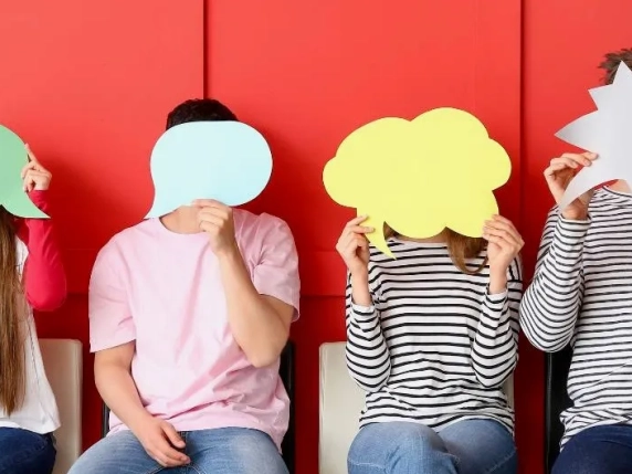 Generazione Z italiana: carità, stipendi bassi e paura della guerra