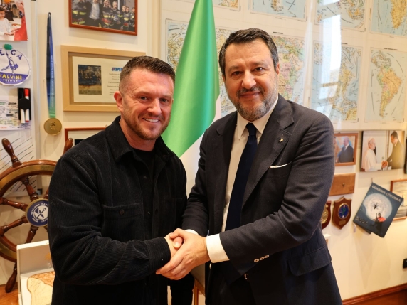 Bufera su Salvini per la foto con Robinson, influencer neonazista e condannato per cocaina Bufera su Salvini per la foto con Robinson, influencer neonazista e condannato per cocaina