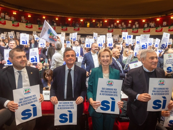 Calenda a FI: «Felice se ci sarà spazio per lavorare insieme. Non sto con chi sostiene Hamas né con chi accoglie neonazisti»