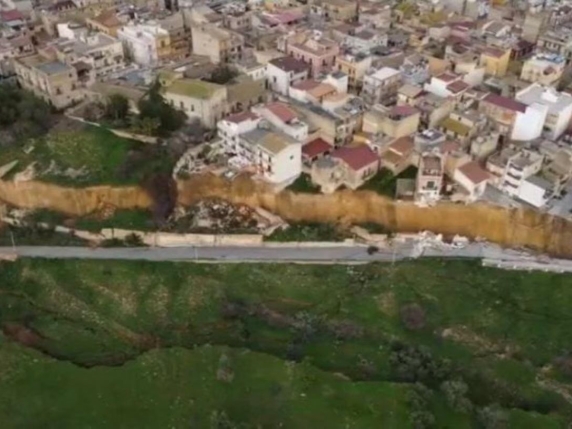 Niscemi minacciata da una frana: mille sfollati. In Liguria Aurelia bloccata per massi in carreggiata Niscemi minacciata da una frana: mille sfollati. In Liguria Aurelia bloccata per massi in carreggiata