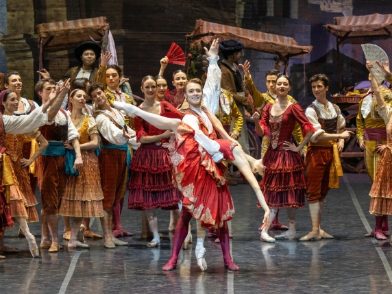 Balletto di Don Chisciotte di Nureyev: Nicoletta Manni e Timofej Andrijashenko ricevono dieci minuti di applausi in Cina