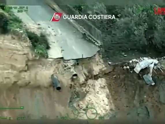 Video aereo mostra movimento di terra che inghiotte terreni, strade e abitazioni