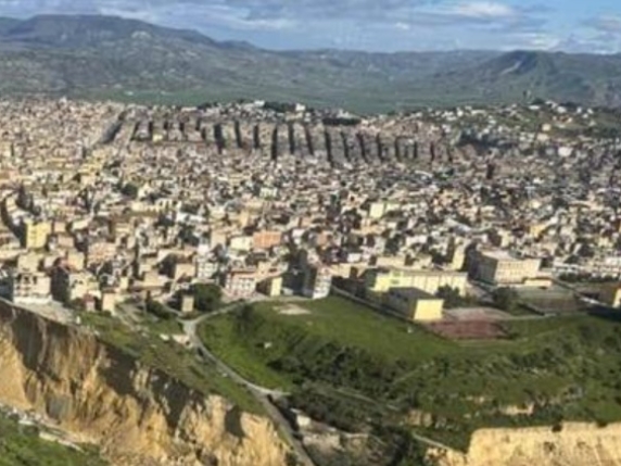 La Protezione Civile: «A Niscemi frana tutta la collina». Schlein: «Usare un miliardo di euro stanziati per il Ponte sullo Stretto»