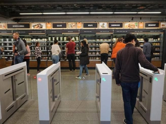 Amazon, dietrofront sui «supermercati del futuro»: chiudono tutti gli store Go, avanti i negozi tradizionali 