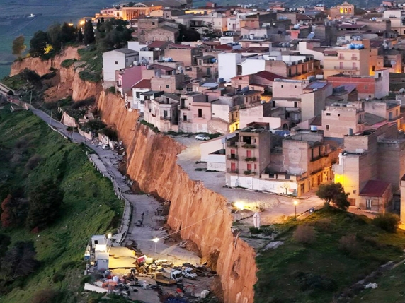 Niscemi, un errore edificare lì, è noto da 230 anni. Ogni frana una lezione inascoltata | Musumeci: «Bisognerà ricostruire altrove» 