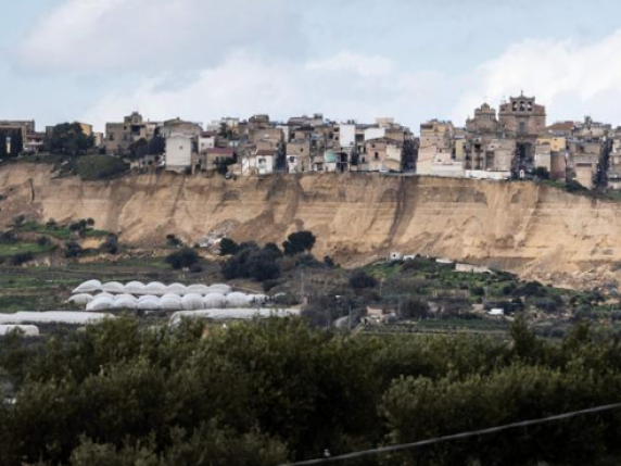 Niscemi: frana di grande estensione mette a rischio case, geologo sorpreso, Schifani chiama intervento governativo