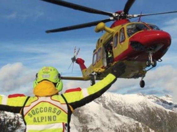 Alpinista precipita e muore in Valle d'Aosta: stava scalando una cascata di ghiaccio