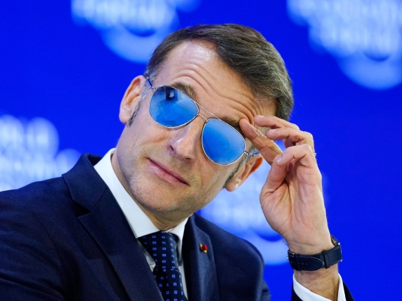 Macron evita di sedersi accanto al presidente degli Stati Uniti all'apertura delle Olimpiadi