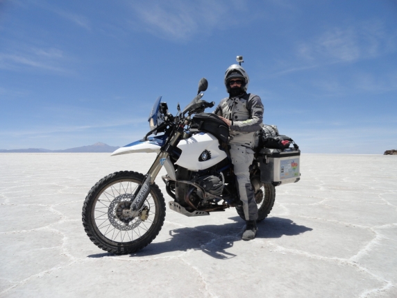 Don Silvio, il prete in moto Il progetto «Raid for Aid» per aiutare i Paesi poveri